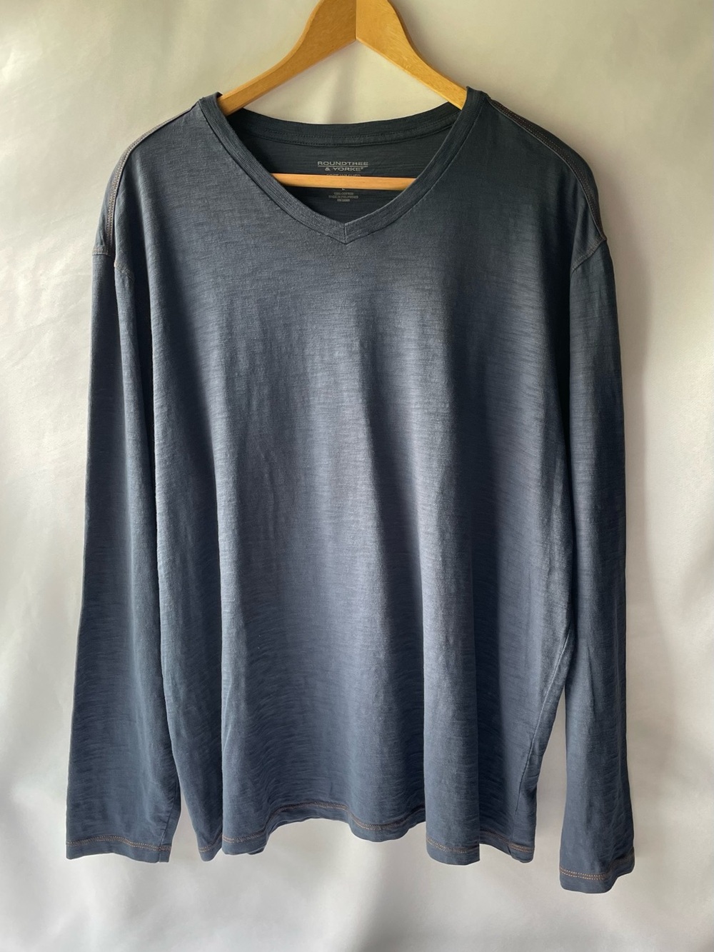 Roundtree & Yorke Men's V-Neck Long Sleeve Shirt in Heather Blue